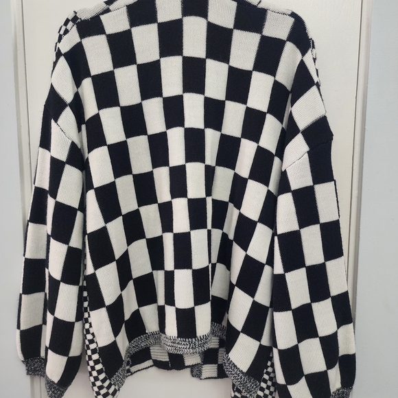SHEIN Black and White Checkered Cardigan with Bold Pattern - Picture 6 of 10